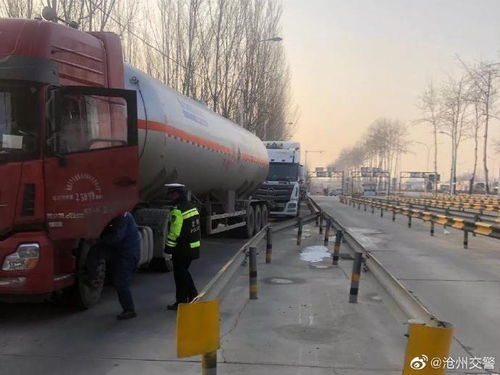 任丘交警強(qiáng)化客貨運(yùn)車輛檢查，為春運(yùn)道路安全暢通保駕護(hù)航